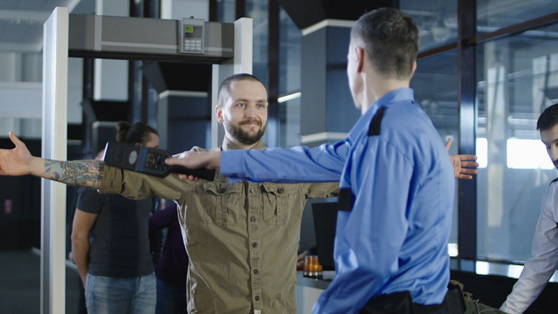 安檢門、手持式金屬探測(cè)器檢查