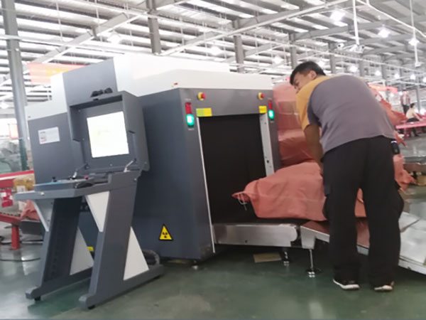 安檢機進(jìn)行安檢